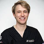Dr. med. dent. Sam Demmer ist spezialisiert auf Composite Veneers